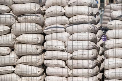 大米工厂白色聚乙烯袋与工厂产品在仓库.照片